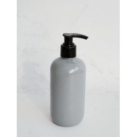 Šedá lahvička BELA 300 ml s černým dávkovačem od DomaLEP.cz